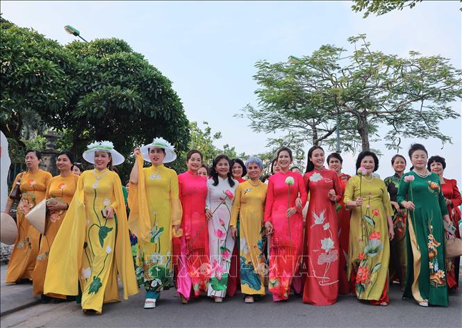 Các đại biểu trong tà áo dài truyền thống dạo bước xác lập kỷ lục. Ảnh: Hoàng Hiếu - TTXVN