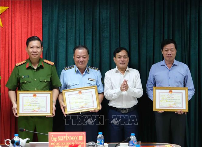 Trao Bằng khen của Ban Chỉ đạo 389 quốc gia cho các tập thể của TP Cần Thơ có thành tích xuất sắc trong công tác phòng chống buôn lậu, gian lận thương mại và hàng giả. Ảnh: Thanh Liêm - TTXVN