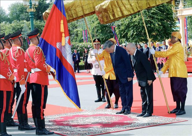 Cambodian King Preah Bat Samdech Preah Boromneath Norodom Sihamoni welcomes Vietnamese President To Lam. VNA Photo: Nhan Sáng