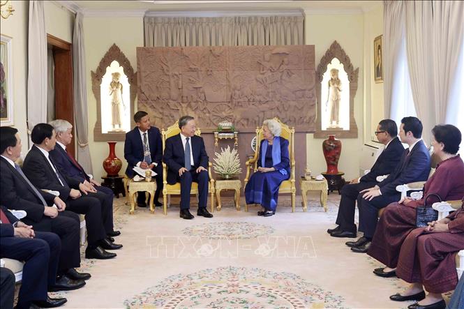 Vietnamese President To Lam pays a courtesy call on Cambodia's Queen Mother Norodom Monineath Sihanouk. VNA Photo: Nhan Sáng