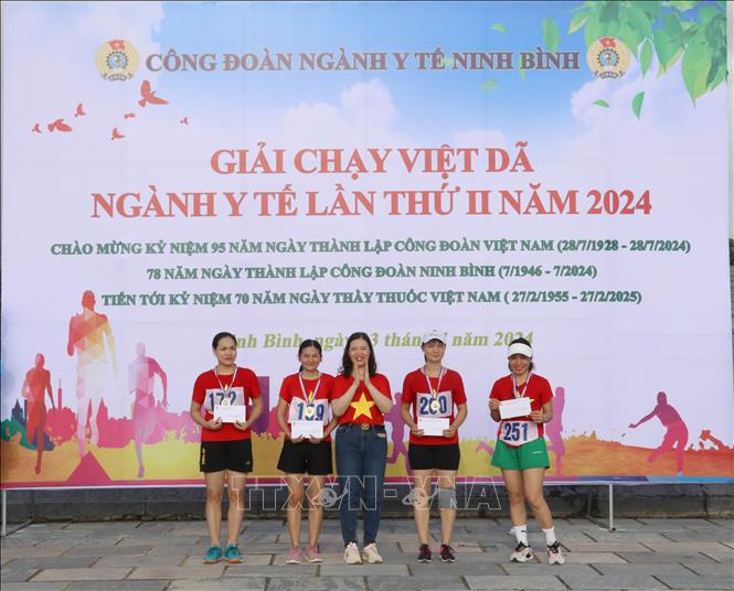 Ban Tổ chức trao giải Nhất, Nhì, Ba cho nội dung cá nhân nữ. Ảnh: Thùy Dung - TTXVN