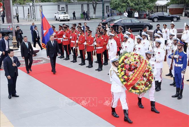 State President To Lam lays a wreath at the Independence Monument in Phnom Penh on July 13. VNA Photo: Nhan Sáng