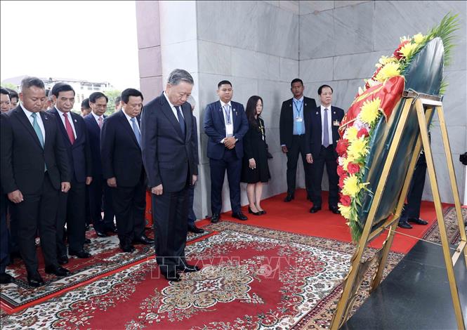 State President To Lam lays a wreath at the Independence Monument in Phnom Penh on July 13. VNA Photo: Nhan Sáng