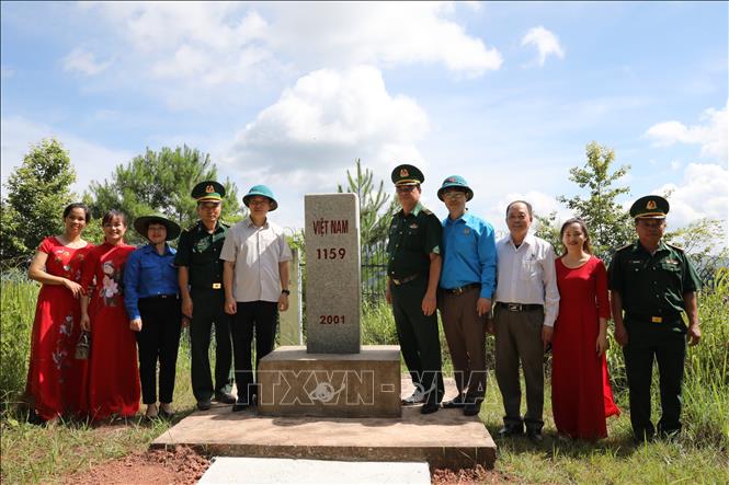 Lãnh đạo Ủy ban MTTQ Việt Nam và Bộ Chỉ huy Bộ đội Biên phòng tỉnh Lạng Sơn và một số tổ chức thành viên tham quan, chụp ảnh tại cột mốc số 1159, xã Thanh Lòa, huyện Cao Lộc. Ảnh: Văn Đạt - TTXVN