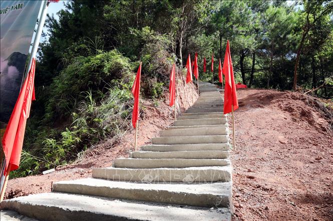 Đường lên kiểm tra cột mốc số 1159, tại xã Thanh Lòa, huyện Cao Lộc gồm 260 bậc, dài 130m, rộng 1,2m, dày 10cm... Ảnh: Văn Đạt - TTXVN