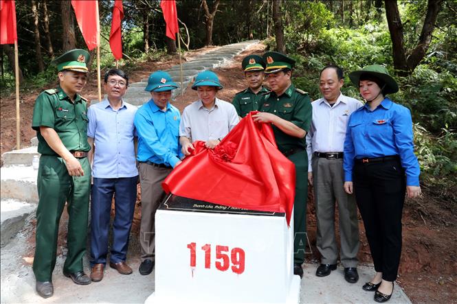 Gắn biển công trình đường lên kiểm tra cột mốc số 1159, xã Thanh Lòa, huyện Cao Lộc chào mừng Đại hội MTTQ Việt Nam tỉnh Lạng Sơn nhiệm kỳ 2024-2029. Ảnh: Văn Đạt - TTXVN