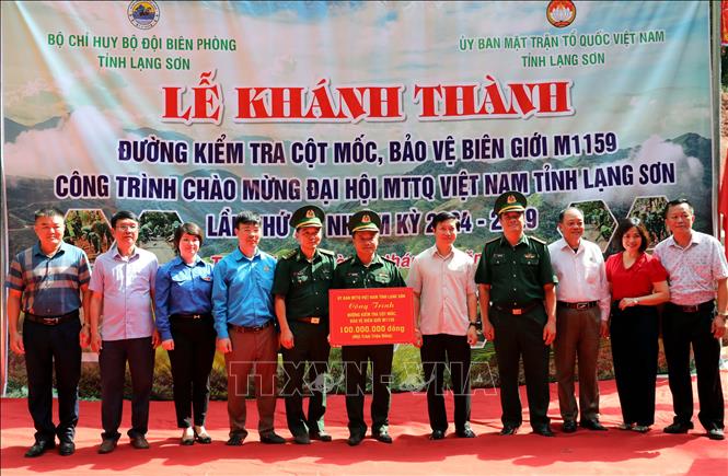 Chủ tịch Ủy ban MTTQ Việt Nam tỉnh Lạng Sơn Nguyễn Hoàng Tùng trao tiền hỗ trợ xây dựng đường lên kiểm tra cột mốc số 1159 cho lãnh đạo Đồn Biên phòng Thanh Lòa, huyện Cao Lộc. Ảnh: Văn Đạt - TTXVN