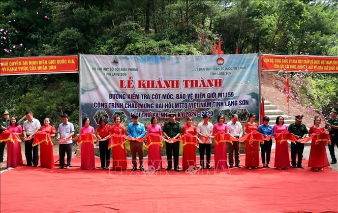 Thực hiện nghi thức cắt băng khánh thành đường lên kiểm tra cột mốc số 1159, xã Thanh Lòa, huyện Cao Lộc. Ảnh: Văn Đạt - TTXVN