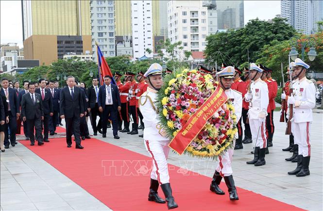 State President To Lam pays a foral tribute to late King Norodom Sihanouk at his monument in Phnom Penh on July 13. VNA Photo: Nhan Sáng