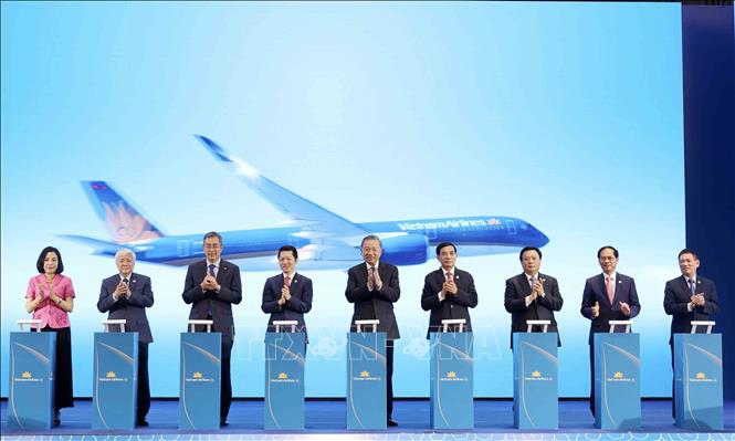State President To Lam and delegates launch Vietnam Airlines’ direct route from Hanoi to Phnom Penh in Pnom Penh on July 13. VNA Photo: Nhan Sáng