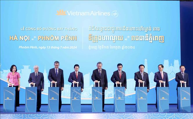State President To Lam and delegates launch Vietnam Airlines’ direct route from Hanoi to Phnom Penh in Pnom Penh on July 13. VNA Photo: Nhan Sáng