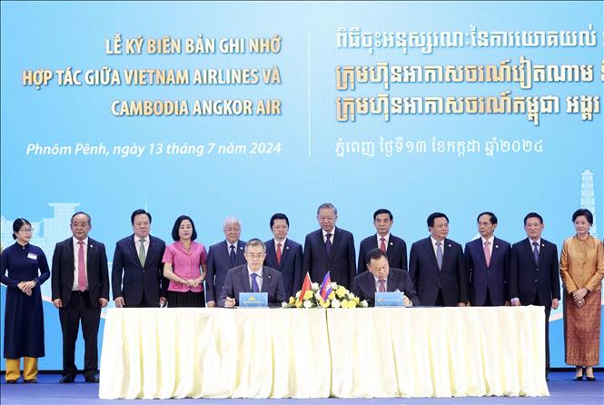 State President To Lam witnesses the signing cooperation deals between Vietnam Airlines and Cambodia Angkor Air in Phnom Penh on July 13. VNA Photo: Nhan Sáng