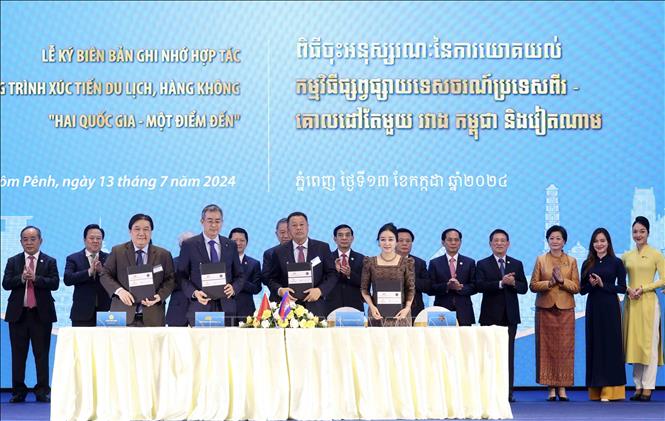 State President To Lam witnesses the signing of a programme to promote tourism and aviation 