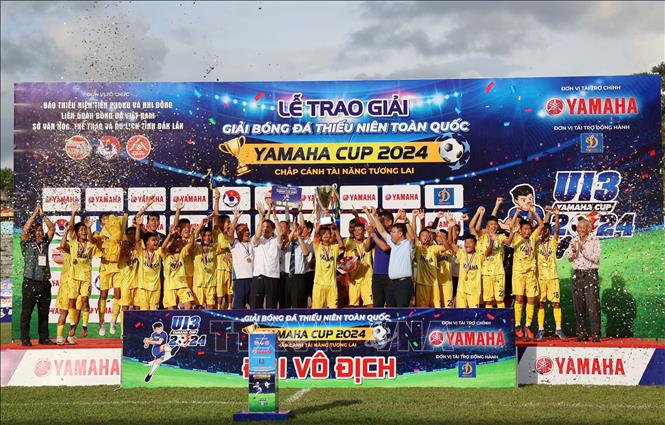 Ban Tổ chức trao Cúp vô địch và huy chương Vàng cho đội U13 Sông Lam Nghệ An. Ảnh: Hoài Thu - TTXVN