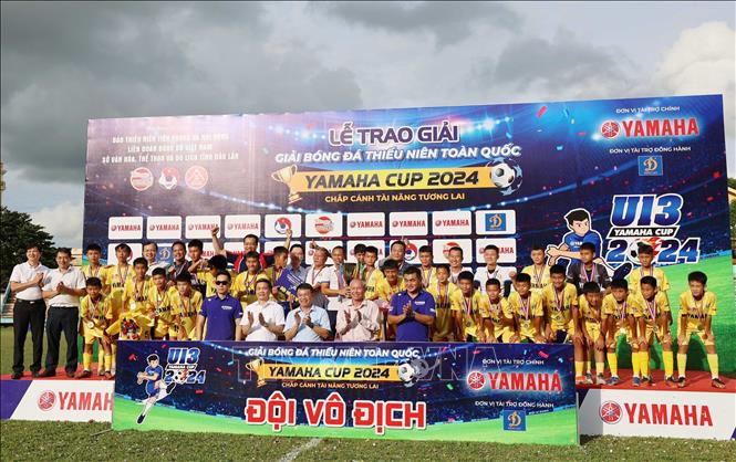 Ban Tổ chức trao Cúp vô địch và huy chương Vàng cho đội U13 Sông Lam Nghệ An. Ảnh: Hoài Thu - TTXVN