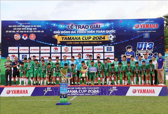 Ban Tổ chức trao huy chương Bạc cho đội giải Nhì là U13 CLB bóng đá Hà Nội. Ảnh: Hoài Thu - TTXVN