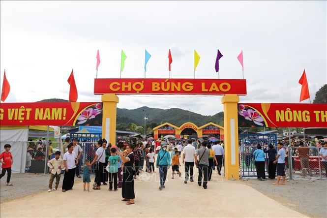 Nhân dân đi Chợ trung tâm xã Búng Lao. Ảnh: Xuân Tư - TTXVN