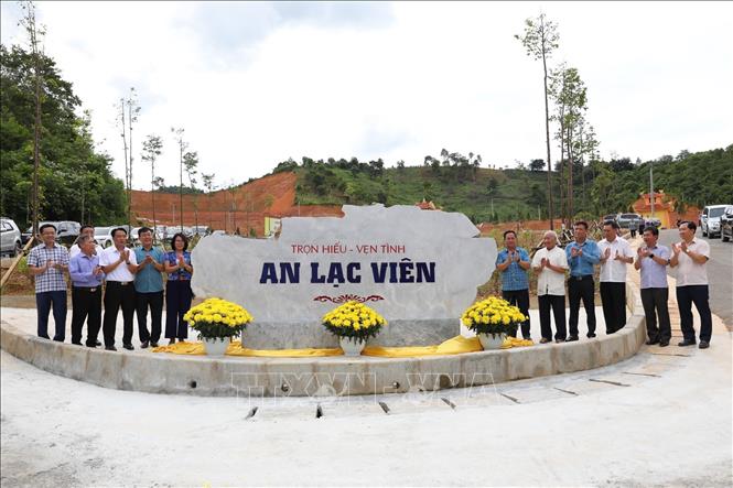 Đại biểu thực hiện nghi thức gắn biển công trình Nghĩa trang nhân dân - An Lạc Viên huyện Mường Ảng. Ảnh: Xuân Tư - TTXVN