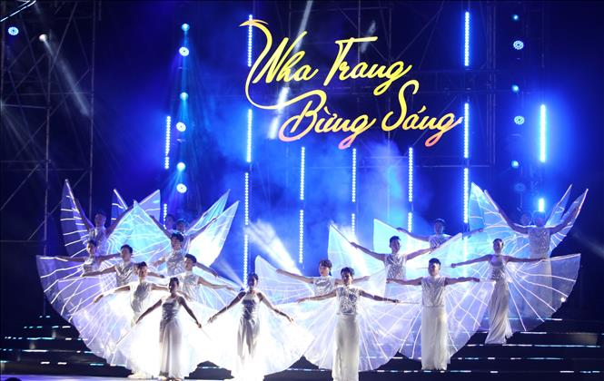 Màn trình diễn nghệ thuật âm nhạc mở màn của Lễ hội Vịnh Ánh sáng quốc tế Nha Trang 2024. Ảnh: Đặng Tuấn - TTXVN
