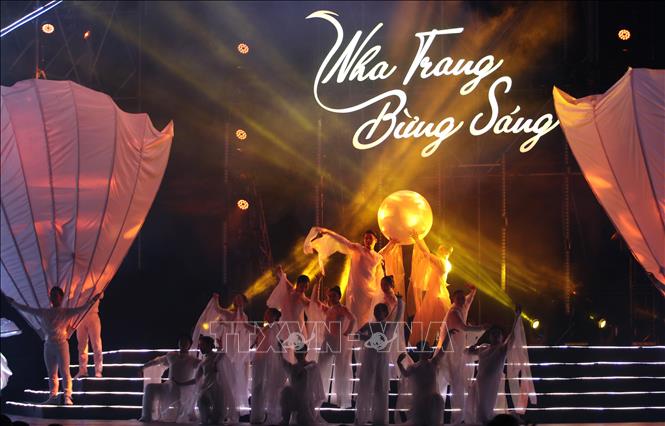 Tiết mục nghệ thuật ấn tượng với biểu tượng Vịnh ngọc bừng sáng trong đêm khai mạc. Ảnh: Đặng Tuấn - TTXVN