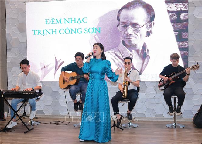 Ca sĩ Lô Thuỷ biểu diễn bài hát 