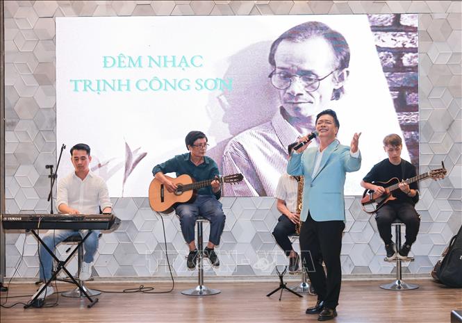 Nhà báo, MC Nguyễn Hữu Chiến Thắng biểu diễn bài hát 