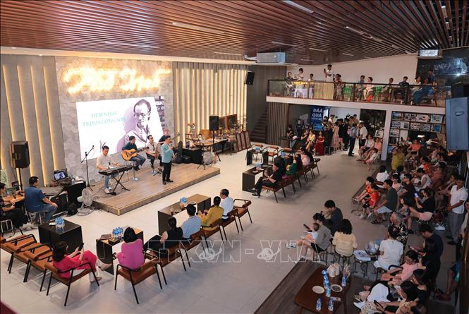 Đêm nhạc Trịnh Công Sơn thu hút đông đảo người yêu nhạc Trịnh đến thưởng thức. Ảnh: Hoàng Hiếu - TTXVN