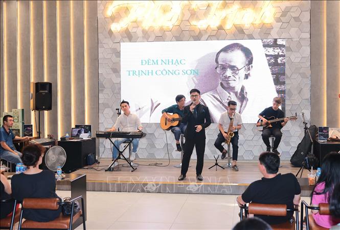 Ca sĩ Tuấn Hoà biểu diễn bài hát 