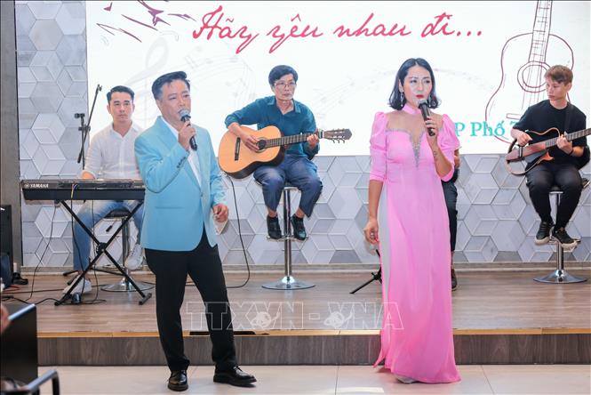 Diễn ra gần 2 tiếng, hàng chục bài hát của nhạc sĩ Trịnh Công Sơn đã được biểu diễn phục vụ công chúng Thủ đô và những người yêu nhạc Trịnh. Ảnh: Hoàng Hiếu - TTXVN