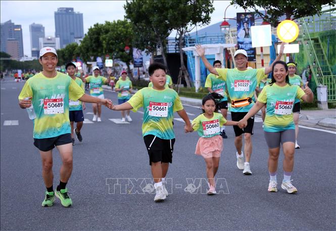 Nhiều gia đình tham gia Giải chạy VnExpress Marathon Da Nang Midnight 2024. Ảnh: Trần Lê Lâm - TTXVN 