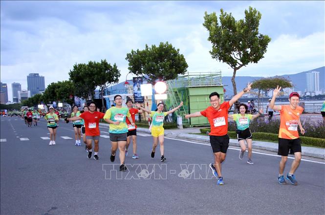 Các vận động viên tranh tài tại Giải chạy VnExpress Marathon Da Nang Midnight 2024. Ảnh: Trần Lê Lâm - TTXVN 