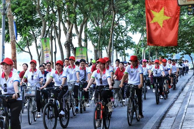 Khoảng 7.000 người tham gia Ngày hội đạp xe Hành trình xanh 