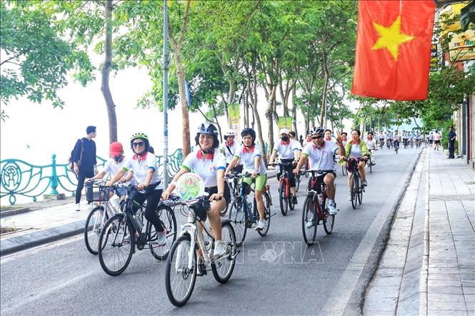 Tham gia đạp xe để rèn luyện sức khỏe và có lối sống lành mạnh. Ảnh: Tuấn Anh - TTXVN