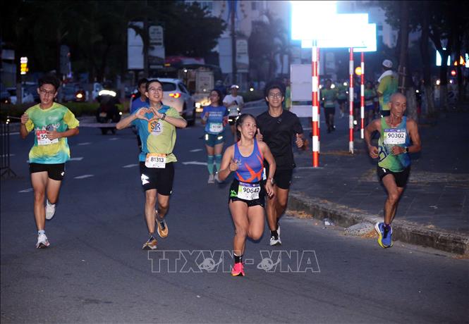 The 42km and 21km track start from Tien Son Sports Centre on Phan Dang Lưu street and wind through Tran Thi Ly and Thuan Phuoc bridges and coastal Nguyen Tat Thanh street. VNA Photo: Trần Lê Lâm
