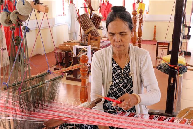 An artisan of the My Nghiep brocade weaving craft village in Ninh Phuoc district, Ninh Thuan province showcases her talent at a cultural festival in Da Nang city. VNA Photo