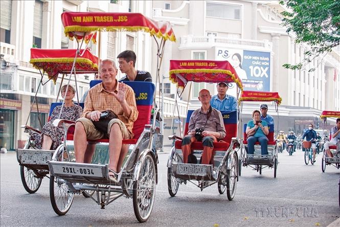 Đến Hà Nội và được trải nghiệm, ngắm cảnh Thủ đô bằng phương tiện xích lô luôn là lựa chọn hàng đầu của du khách quốc tế. Ảnh: TTXVN 