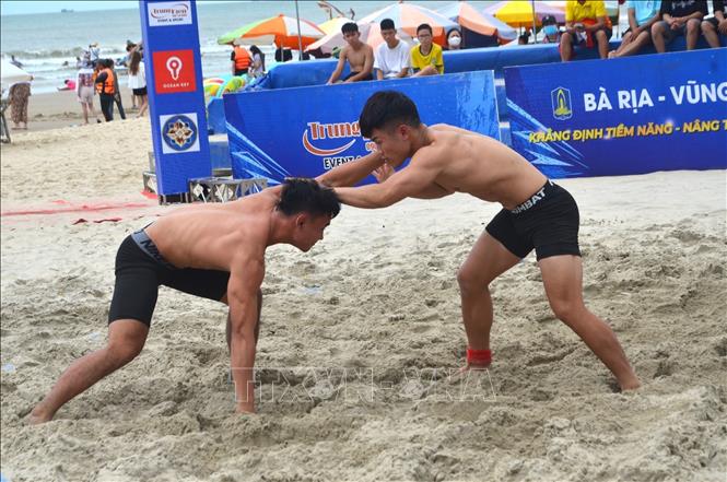 Võ sĩ Trần Viết Trung (Hải Phòng) giành chiến thắng trước võ sĩ Phạm Đức Thắng (Hà Nội) hạng 90kg nam. Ảnh: Huỳnh Sơn-TTXVN