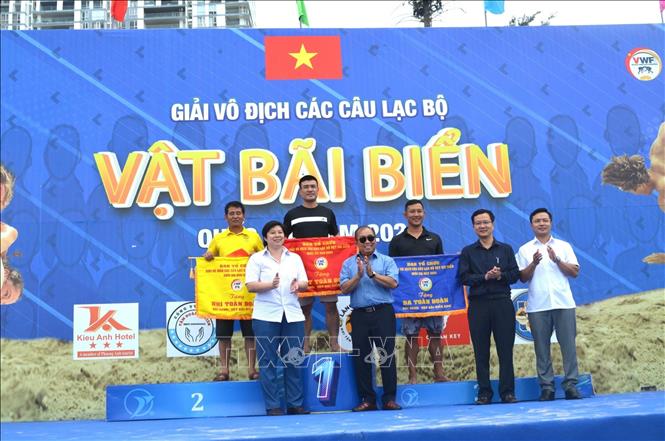 Ban tổ chức trao giải Nhất, Nhì, Ba toàn đoàn nội dung nam cho đoàn Quân Đội, Hà Nội và Hải Phòng. Ảnh: Huỳnh Sơn-TTXVN