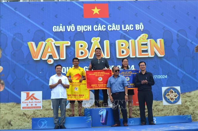 Ban tổ chức trao giải Nhất, Nhì, Ba toàn đoàn nội dung nữ cho đoàn Thừa Thiên Huế, Hà Nội và Thanh Hóa. Ảnh: Huỳnh Sơn-TTXVN