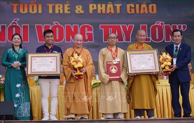 Hội trại xác lập 2 kỷ lục Việt Nam gồm: Sự kiện xếp hình 8 bông hoa sen và xếp chữ “nối vòng tay lớn” quanh tháp Diên thọ có số lượng trại sinh và tình nguyện viên tham gia nhiều nhất. Ảnh: TTXVN phát