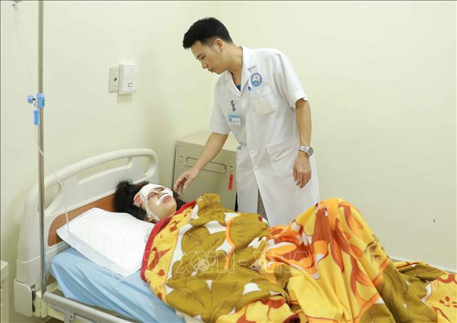 Bác sĩ Khoa Ngoại thần kinh Bệnh viện Đa khoa tỉnh Vĩnh Phúc thăm khám bệnh nhân vụ tai nạn. Ảnh: Hoàng Hùng -TTXVN