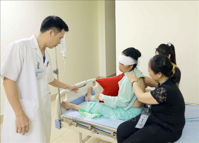 Bác sĩ Bệnh viện Đa khoa tỉnh Vĩnh Phúc thăm khám bệnh nhân vụ tai nạn. Ảnh: Hoàng Hùng -TTXVN