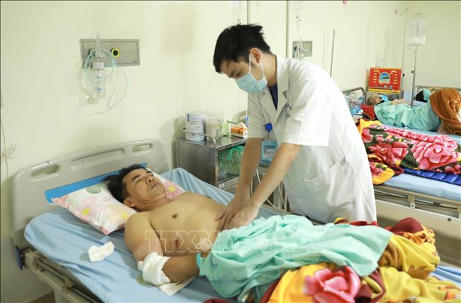 Bác sĩ Khoa Ngoại tổng hợp Bệnh viện Đa khoa tỉnh Vĩnh Phúc thăm khám bệnh nhân vụ tai nạn. Ảnh: Hoàng Hùng -TTXVN