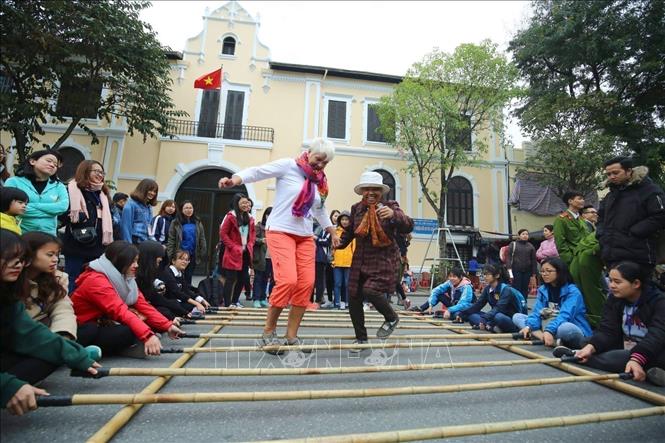 Du khách quốc tế tham gia các hoạt động văn hoá tại không gian đi bộ quanh hồ Hoàn Kiếm. Ảnh: Thành Đạt - TTXVN
