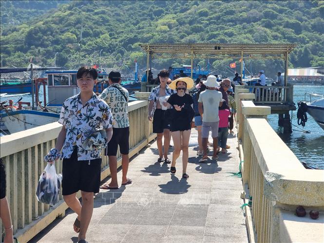 Visitors coming to Vinh Hy bay. VNA Photo: Nguyễn Thành