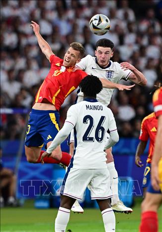Tiền vệ tuyển Anh Declan Rice (phải, phía trên) tranh bóng với Daniel Olmo của Tây Ban Nha. Ảnh: THX/TTXVN