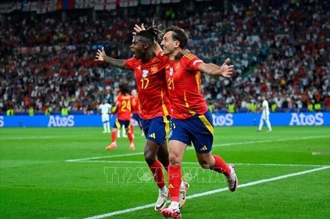 Tiền đạo Mikel Oyarzabal (số 21) ăn mừng bàn thắng ấn định chiến thắng 2 - 1 cho tuyển Tây Ban Nha. Ảnh: IRNA/TTXVN