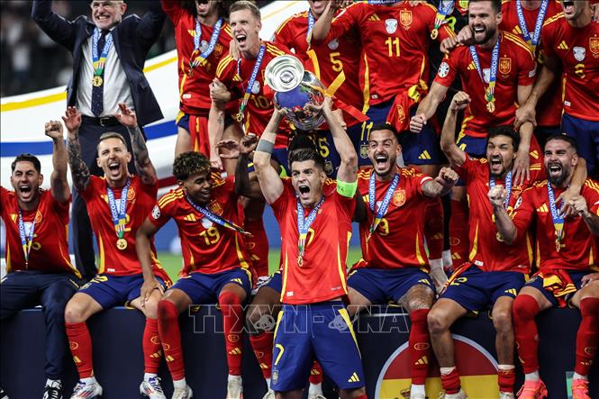 Tại EURO 2024, Tây Ban Nha toàn thắng cả 7 trận ở giải đấu, đánh bại hàng loạt đối thủ tên tuổi để đăng quang ngôi vô địch. Ảnh: THX/TTXVN