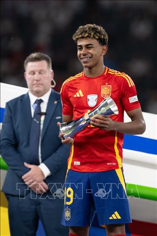 Tiền đạo tuyển Tây Ban Nha Lamine Yamal được trao danh hiệu Cầu thủ trẻ xuất sắc nhất Euro 2024. Ảnh: THX/TTXVN