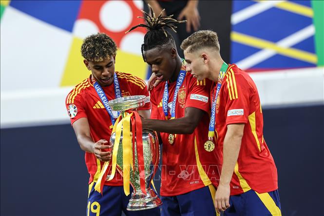 (Từ trái sang) Lamine Yamal, Nico Williams và Dani Olmo của tuyển Tây Ban Nha bên Cup vô địch Euro 2024. Ảnh: THX/TTXVN